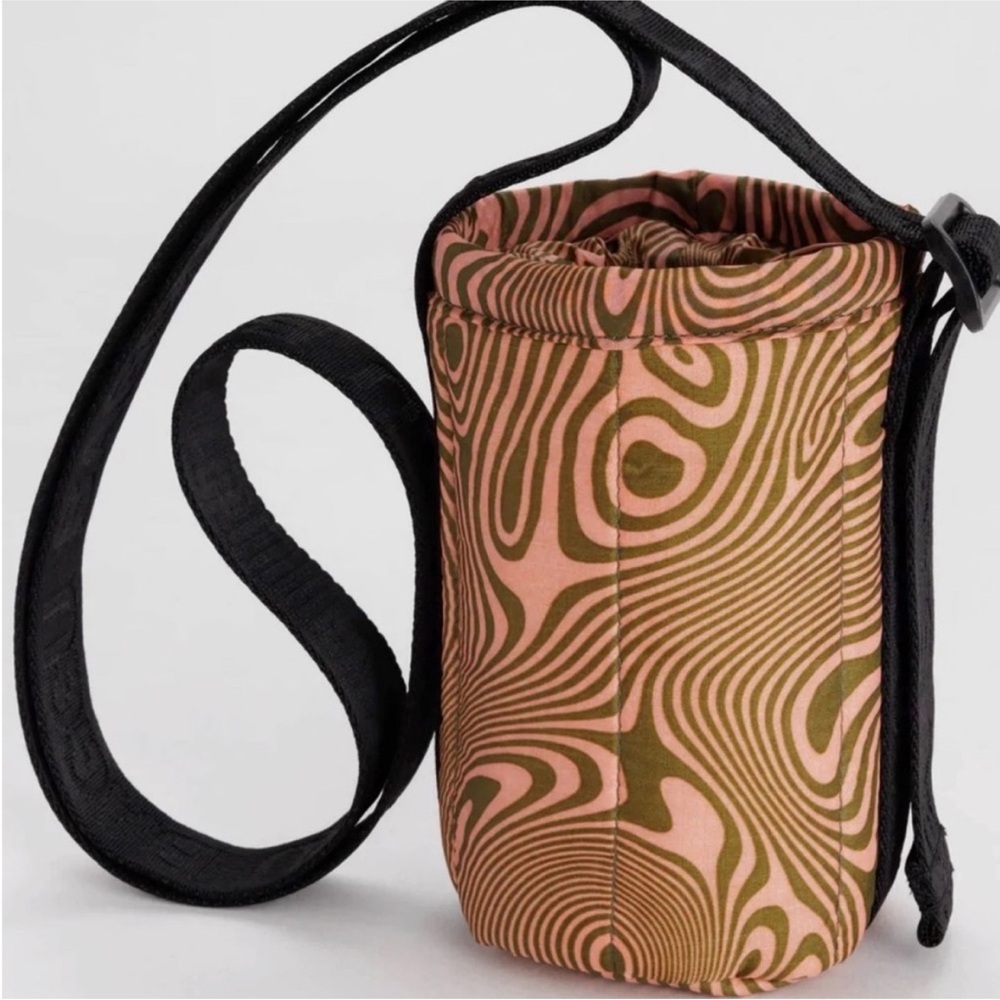 BAGGU Salmon Trippy Swirl Puffy Water
Bottle Sling